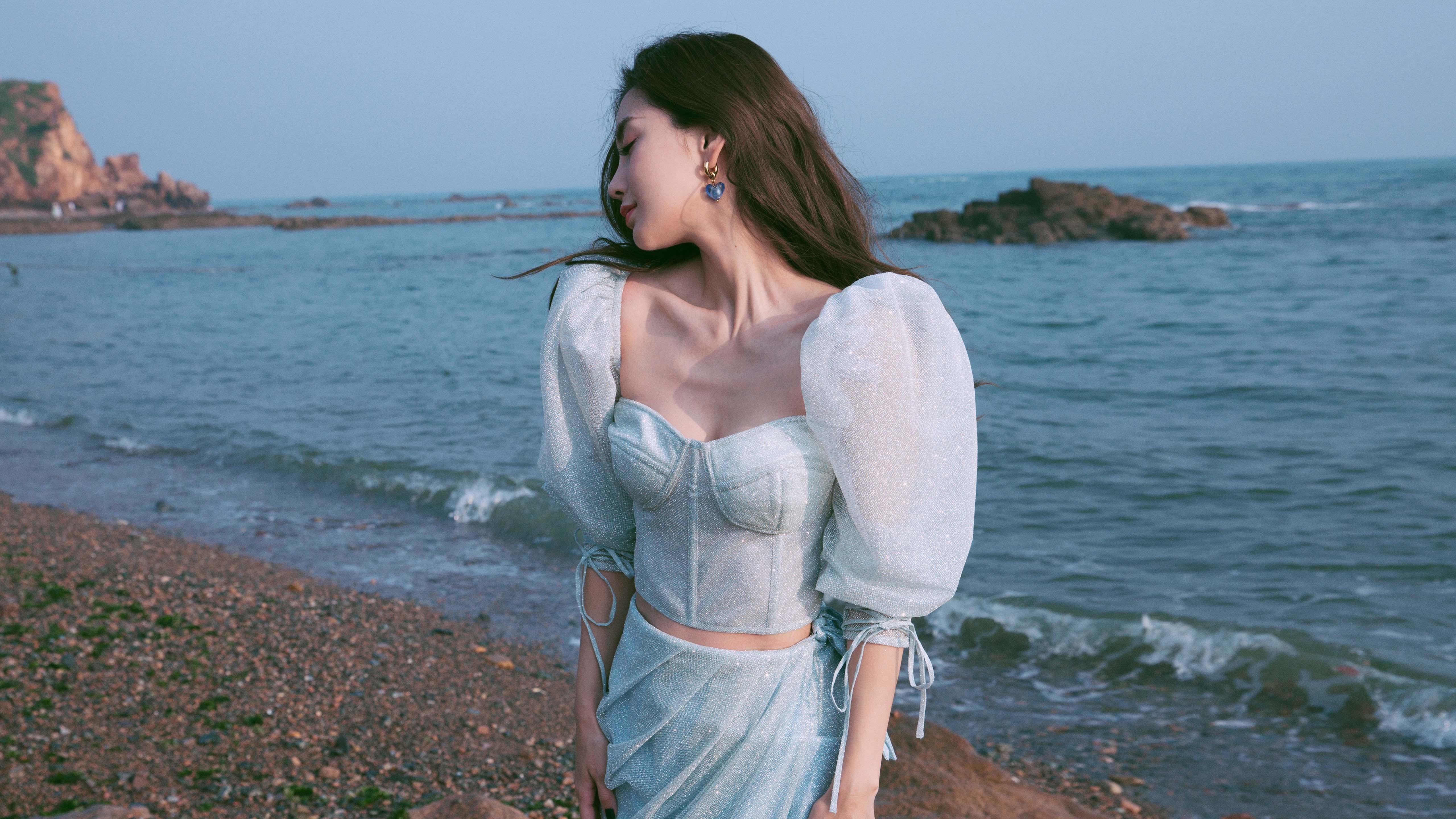 玻璃桥高空跳跃,勇气的极限挑战,挑战高空玻璃桥 说说